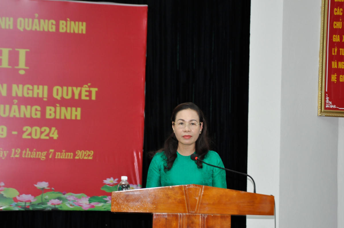 Bà Phạm Thị Hân, Chủ tịch Ủy ban MTTQ tỉnh Quảng Bình phát biểu tại hội nghị.