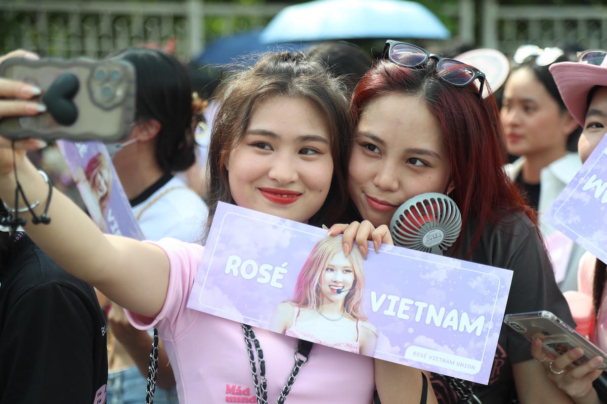 Một vài người tranh thủ ghi lại khoảnh khắc chờ đợi thần tượng. 