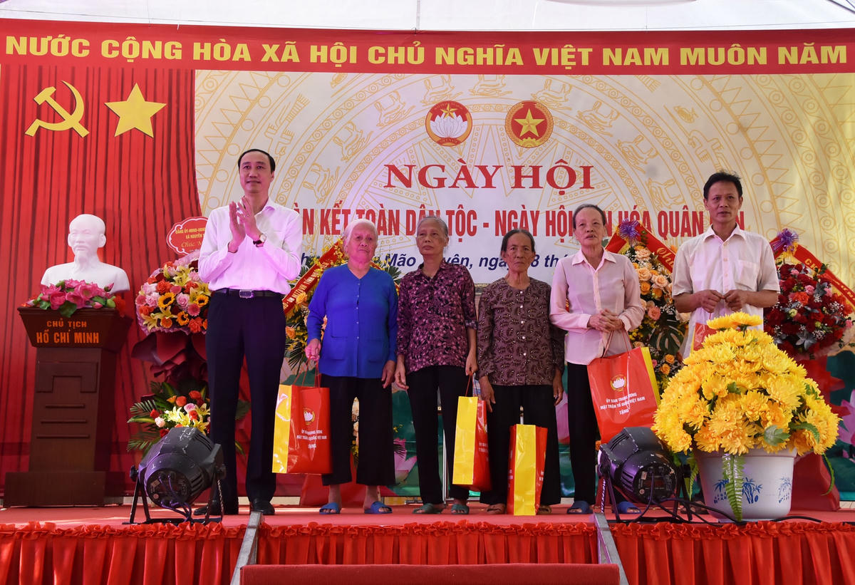 Phó Chủ tịch UBTƯ MTTQ Việt Nam Phùng Khánh Tài trao quà cho hộ nghèo trên địa bàn khu dân cư Mão Xuyên.