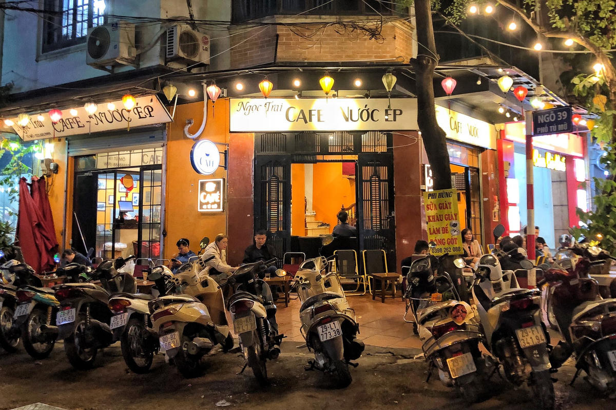Theo ghi nhận của PV Báo Đại Đoàn Kết, tại đường Tú Mỡ (quận Cầu Giấy, Hà Nội) là hình ảnh hàng quán ngang nhiên chiếm dụng cả lòng đường, vỉa hè để làm nơi kinh doanh buôn bán.