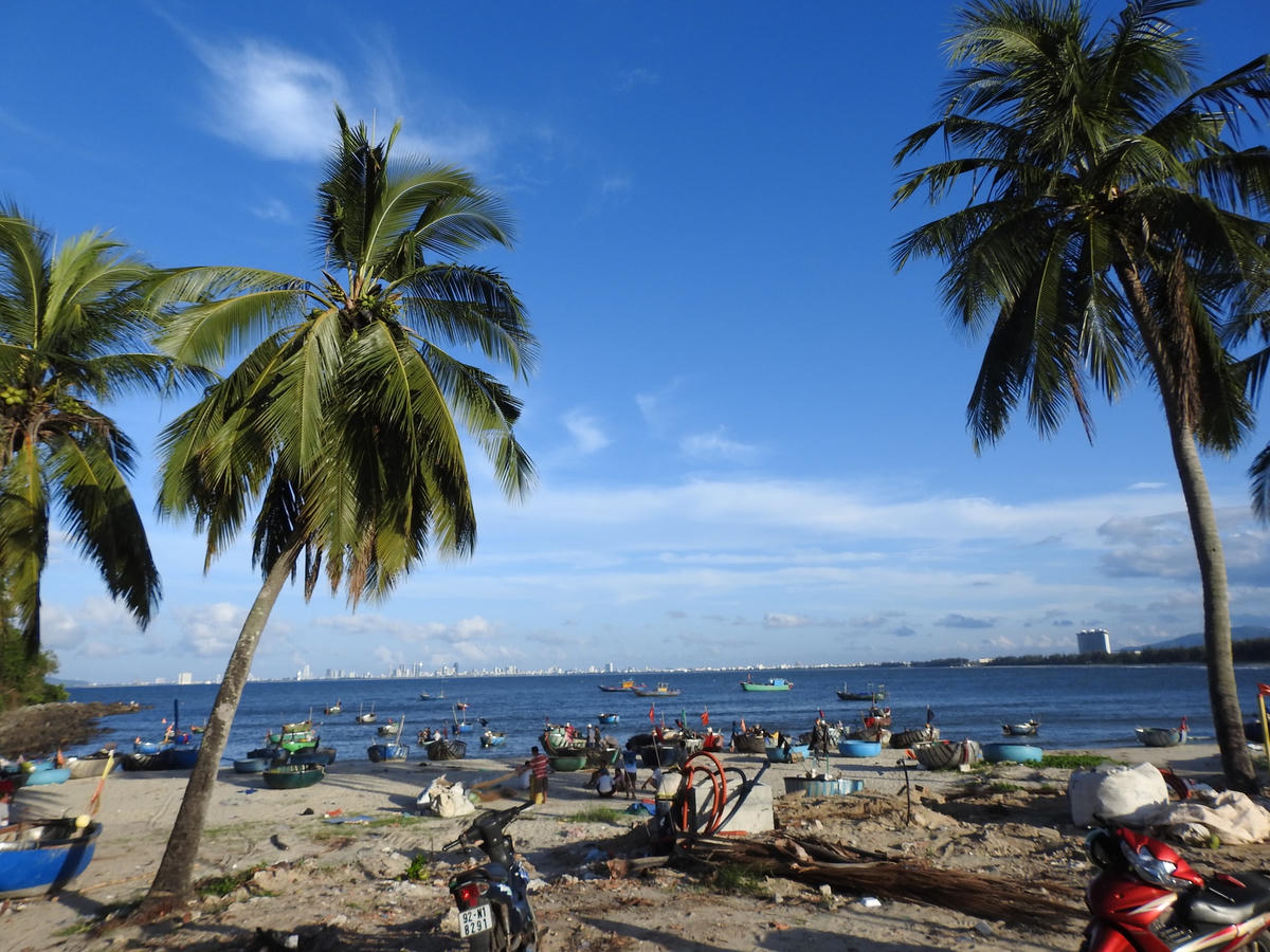 Gành đá dưới dân núi Nam Ô, nơi có khoảng 300 ghe, thuyền của ngư dân làng biển Nam Ô neo đậu. Ảnh: Thanh Tùng.