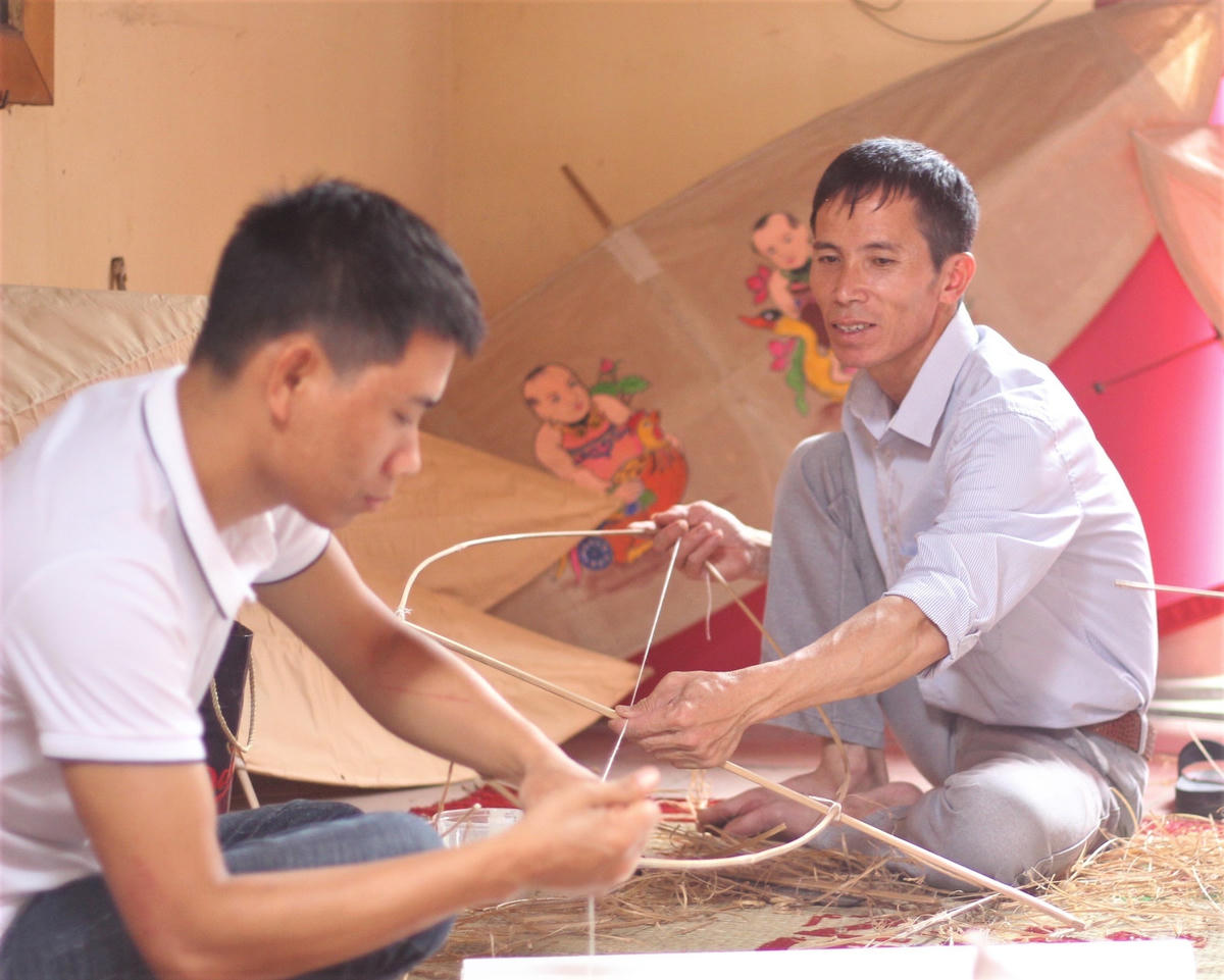 Người dân làng Bá Dương Nội chuẩn bị cho ngày khai hội.
