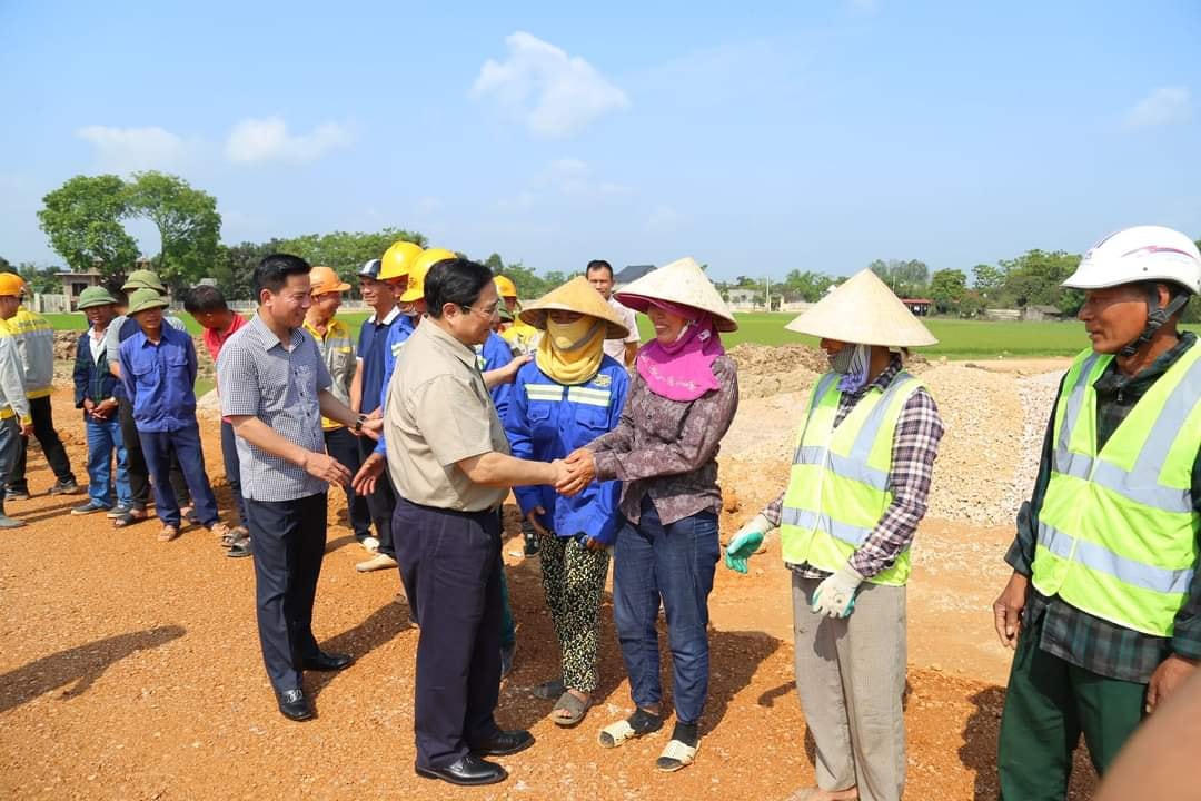 Thủ tướng Chính phủ Phạm Minh Chính thăm hỏi cán bộ công nhân làm việc tại công trường trong kỳ nghỉ lễ 30/4, 1/5. Ảnh: Minh Hiếu