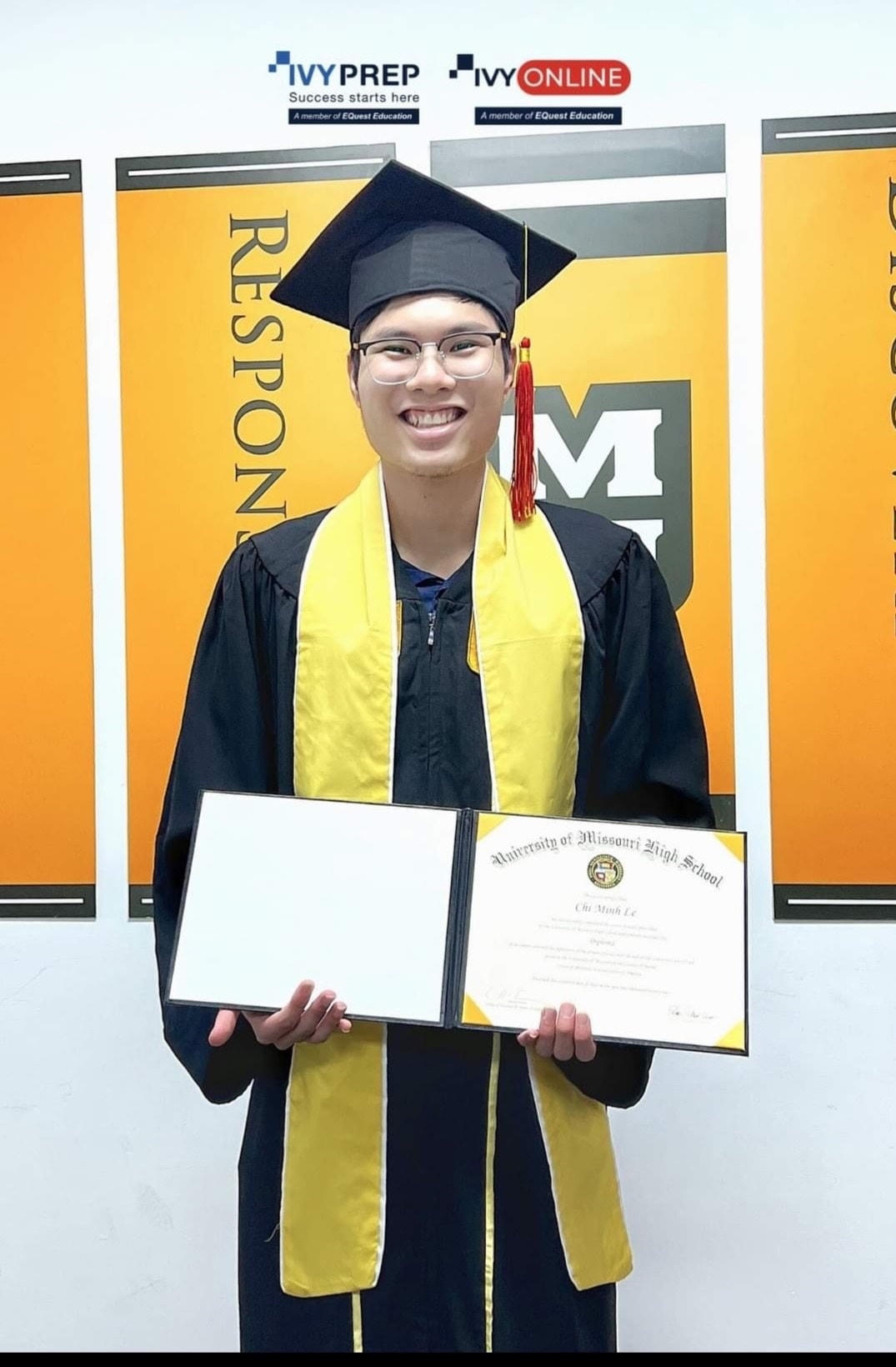 Lê Minh Chí được trao Bằng tốt nghiệp Missouri Hight School của Mỹ.