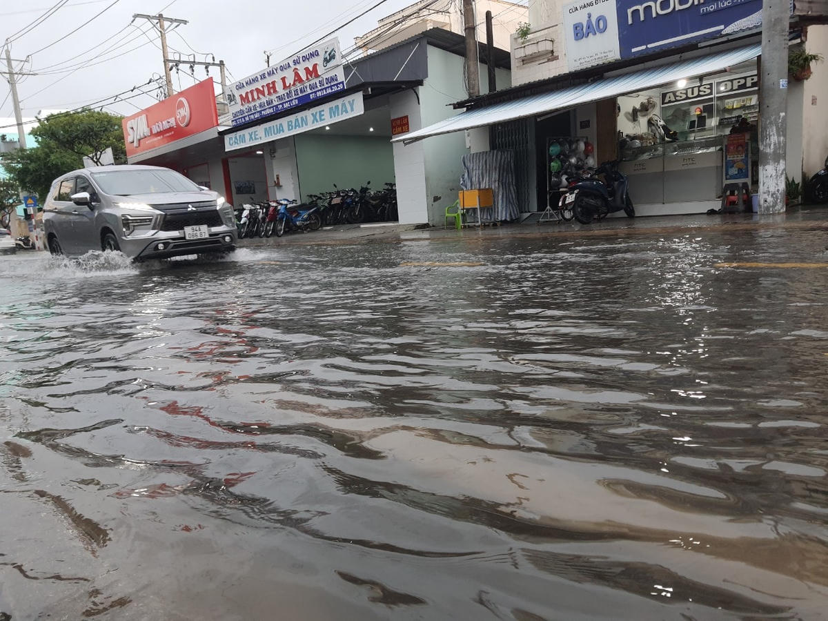 Mưa như trút nước khiến đường biến thành sông.
