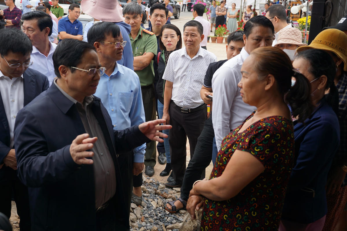 Thủ tướng ân cần hỏi thăm đời sống nhân dân. Ảnh: Mạnh Thìn.