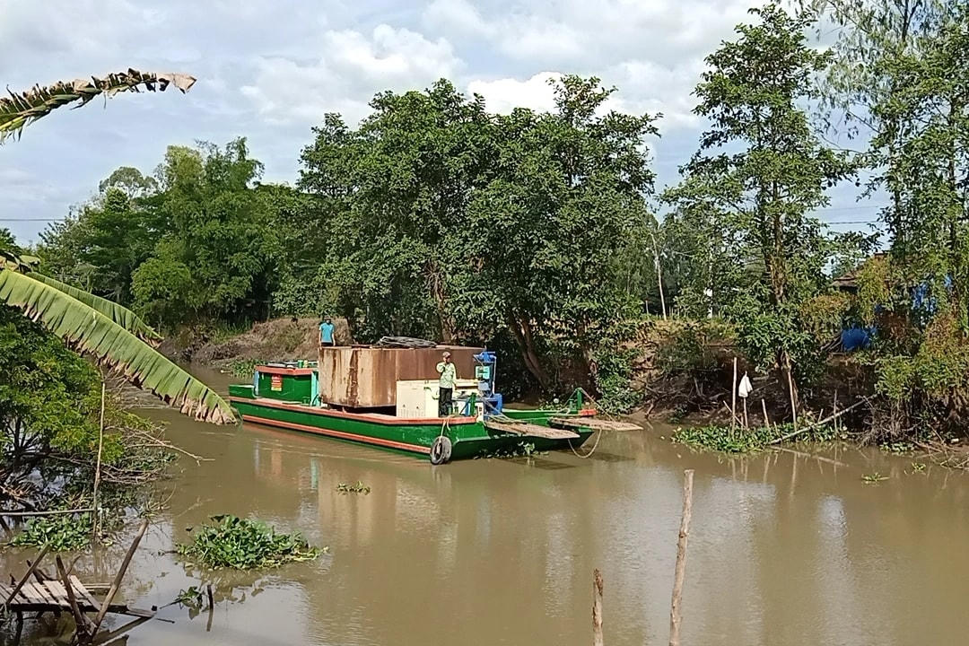 Chiều 3/1, thiết bị khoan phụt bằng tia nước áp lực cao của Công ty Thủy lợi II được đưa đến hiện trường giải cứu bé trai. Ảnh: Hải Hành/Dân Trí.
