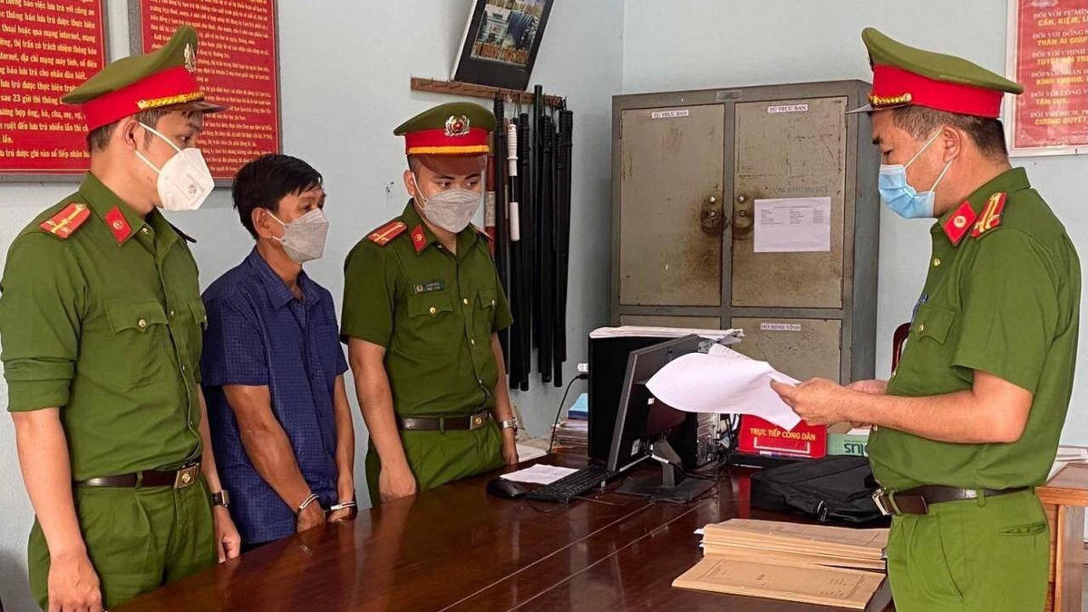 Công an đọc lệnh bắt Hồ Dễ.