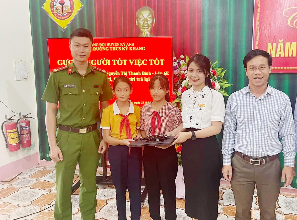 Hai nữ sinh lớp 6E trả lại máy tính cho người đánh rơi.