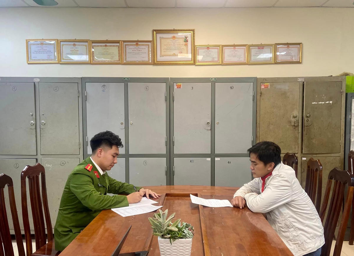Lực lượng công an lấy lời khai hai đối tượng. Ảnh: Công an huyện Ba Vì.