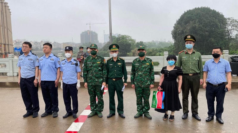Chị N được Cục Công an TP Đông Hưng bàn giao cho Công an TP Móng Cái. Ảnh: QMG