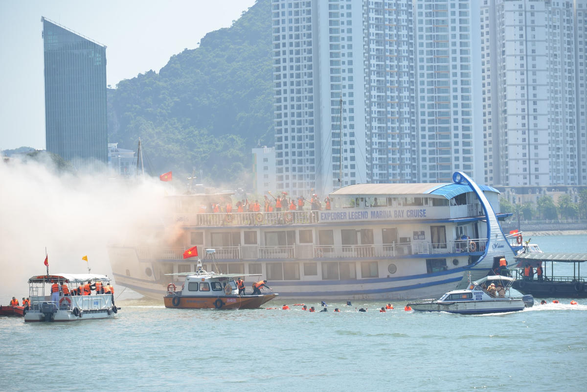 Nhiều người bị thương và mắc kẹt trên tàu chở khách du lịch.