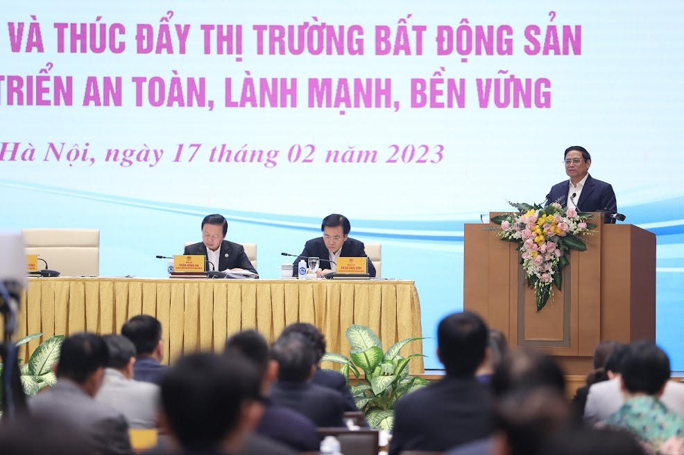 Phát biểu khai mạc Hội nghị, Thủ tướng đề nghị các đại biểu đánh giá khách quan, trung thực tình hình thị trường bất động sản, phân tích kỹ nguyên nhân, nhất là nguyên nhân chủ quan, từ đó đưa ra mục tiêu, quan điểm điều hành, nhiệm vụ, giải pháp, tổ chức thực hiện bảo đảm khả thi, hiệu quả... Ảnh: VGP/Nhật Bắc.