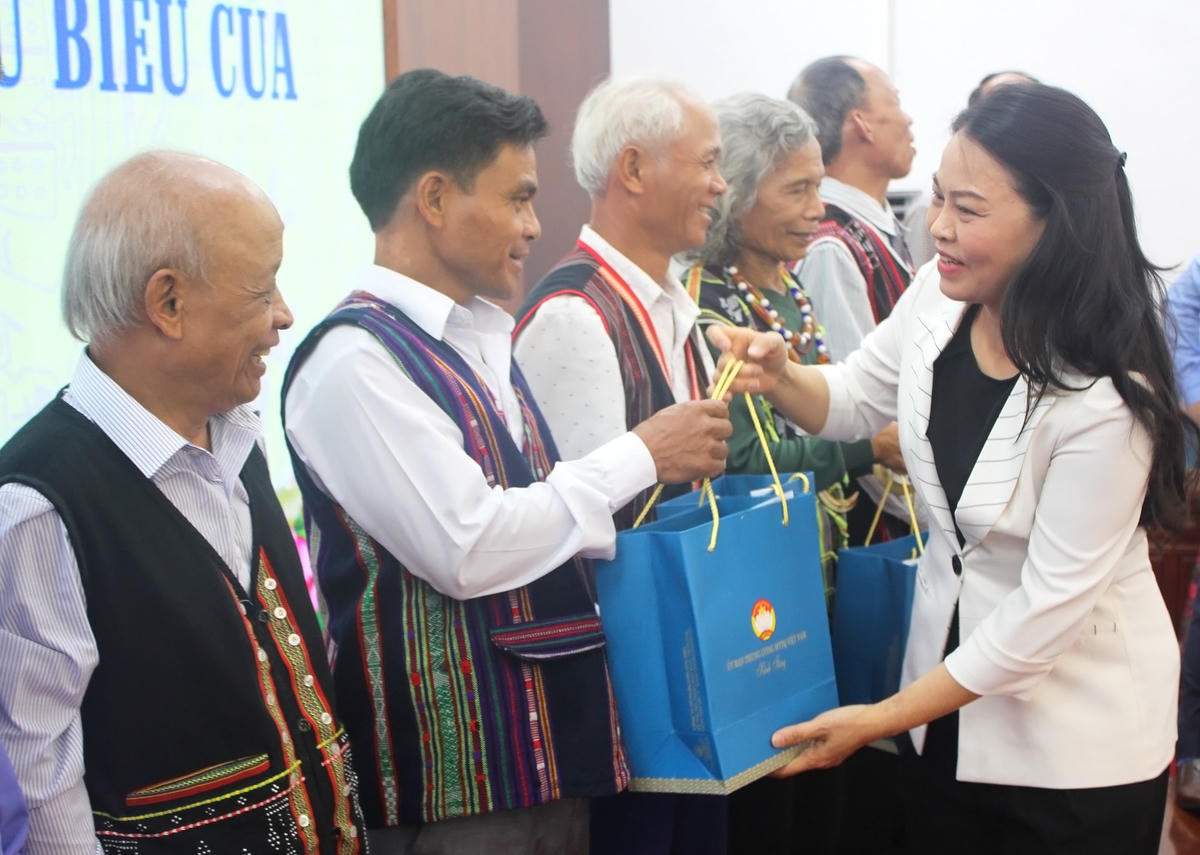Phó Chủ tịch - Tổng Thư ký Nguyễn Thị Thu Hà tặng quà lưu niệm cho người có uy tín tiêu biểu tỉnh Quảng Nam.