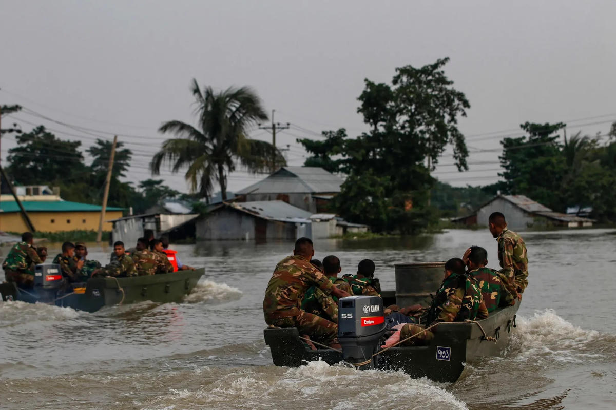 Các binh sĩ Bangladesh đã được điều động đến để hỗ trợ nỗ lực giải cứu người dân.