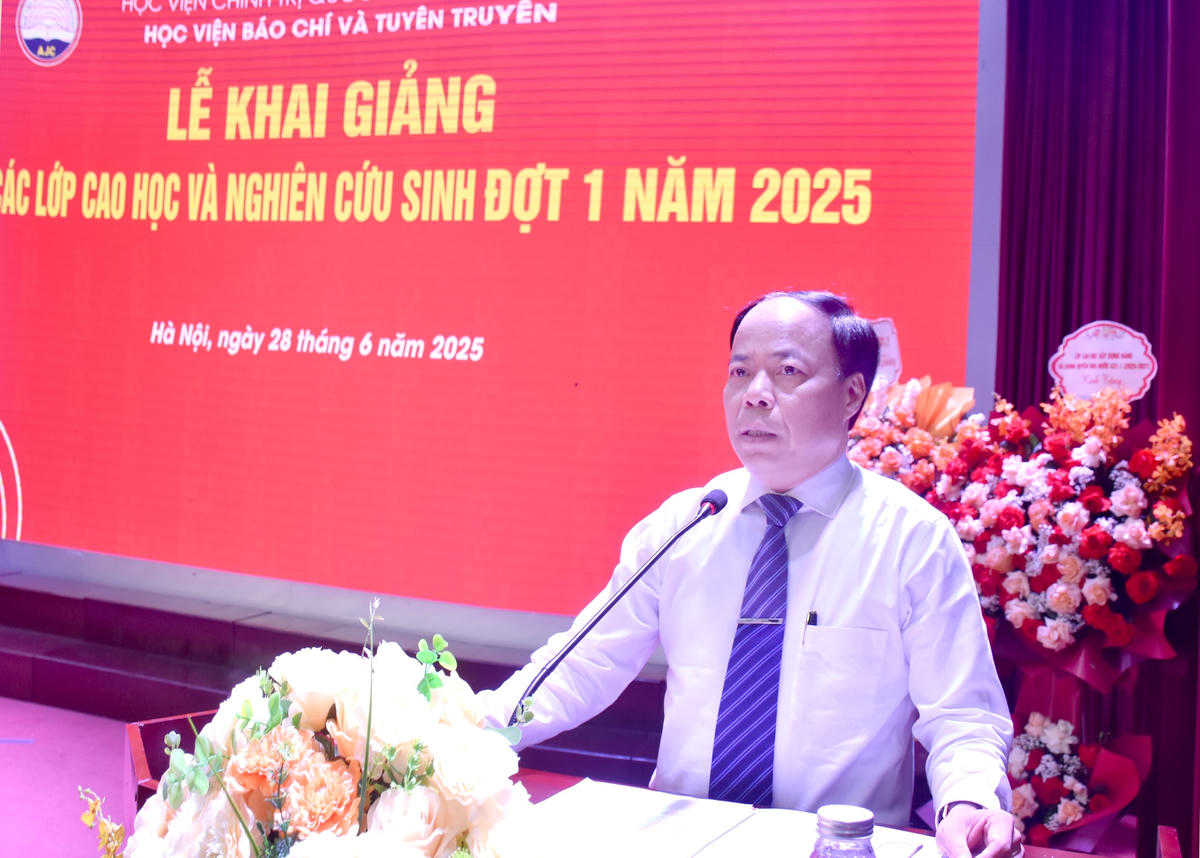 TS. Trần Văn Thư, Trưởng ban Quản lý đào tạo, bồi dưỡng đọc các quyết định công nhận học viên cao học và nghiên cứu sinh khóa 31 đợt 1 năm 2025.