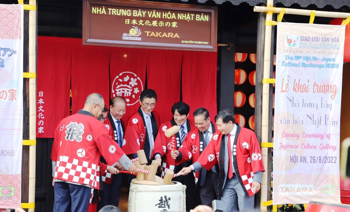 Đại biểu làm nghi thức khai trương Nhà trưng bày văn hóa Nhật Bản ở TP Hội An.  