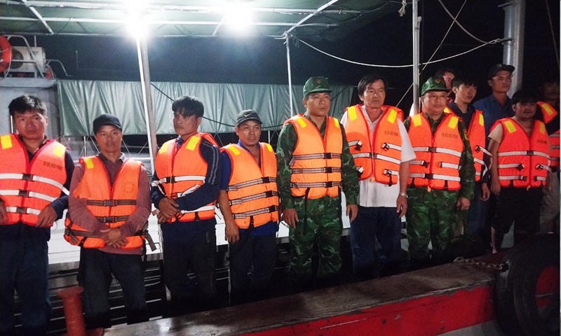 10 ngư dân gặp nạn trên biển được lực lượng cứu hộ đưa vào bờ an toàn.