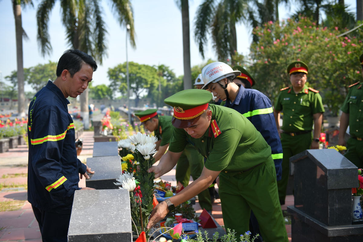 Công an Hà Nội thắp hương tri ân các Anh hùng - Liệt sĩ