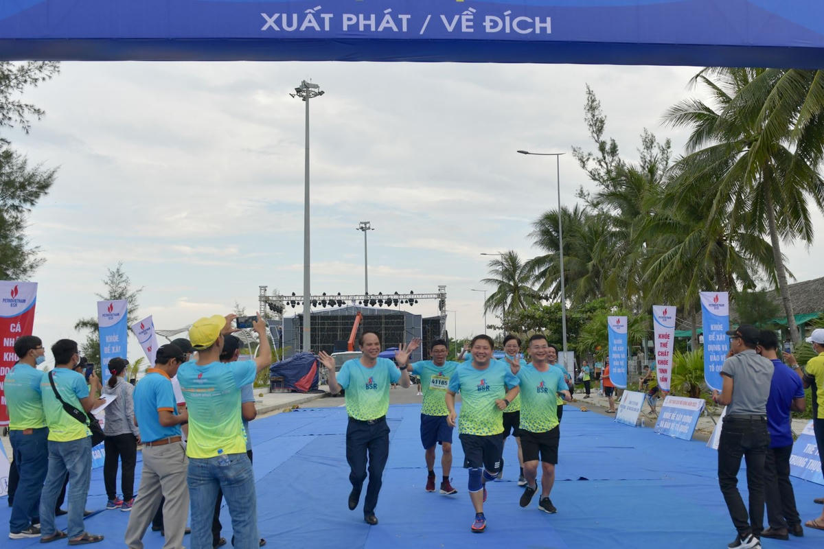Tổng Giám đốc BSR Bùi Ngọc Dương (ở giữa) tham gia các hoạt động trong ngày hội văn hóa BSR.
