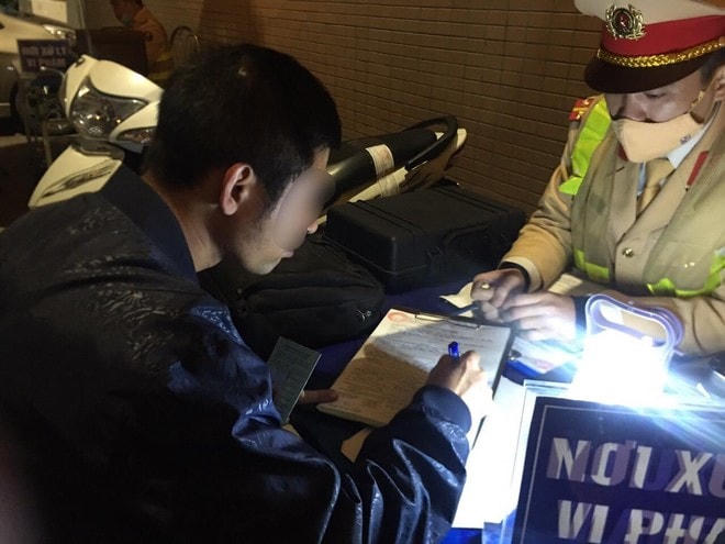 Lái xe ký biên bản xử phạt.