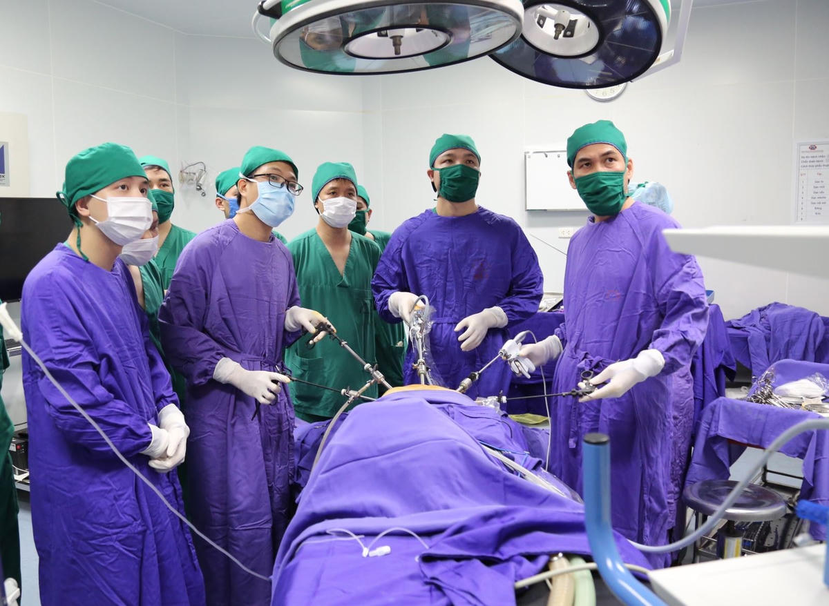 Kíp mổ khoa Ngoại phối hợp với khoa Gây mê hồi sức thực hiện kỹ thuật nội soi cắt u đầu tụy. Ảnh: Bệnh viện Đa khoa tỉnh Quảng Ninh.