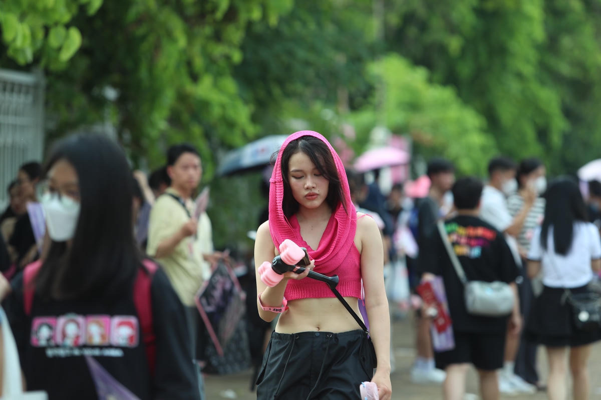 Càng về chiều, lượng người đổ đến sân vận động Mỹ Đình càng đông.