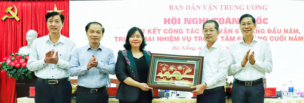 Quà lưu niệm của TP Đà Nẵng tặng Hội nghị.