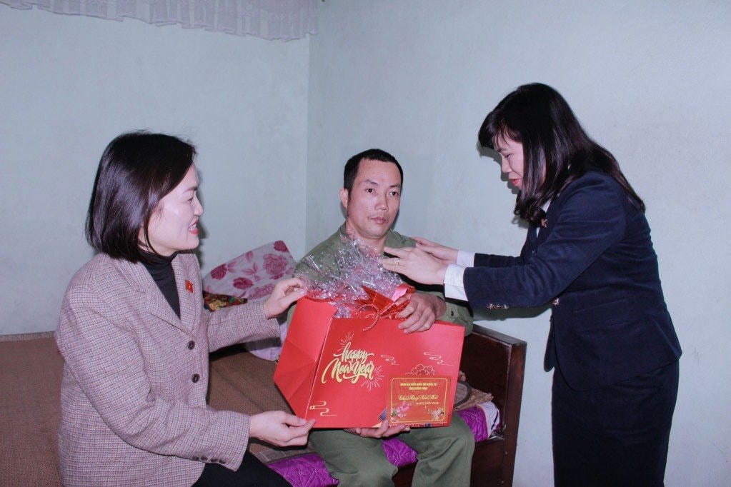 Đoàn ĐBQH tỉnh Quảng Ninh tặng quà Tết cho gia đình hộ nghèo tại phường Hoàng Quế (TX Đông Triều). Ảnh: QMG
