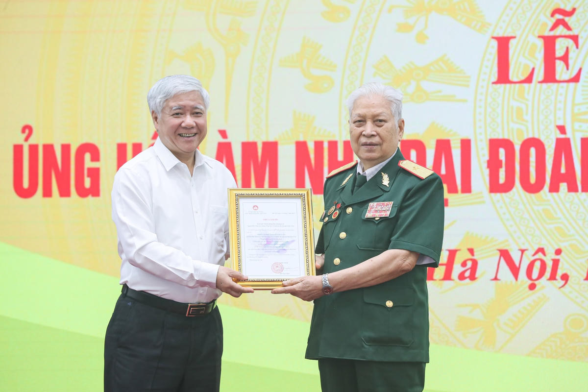 Bí thư Trung ương Đảng, Chủ tịch UBTƯ MTTQ Việt Nam Đỗ Văn Chiến trao thư cảm ơn Thiếu tướng Đào Quang Cát.