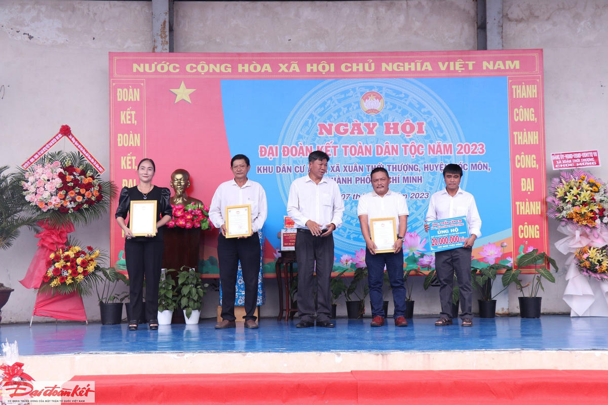 Chương trình tặng quà tri ân và biểu dương người tốt việc tốt, gia đình văn hóa ở cơ sở tại ngày hội.
