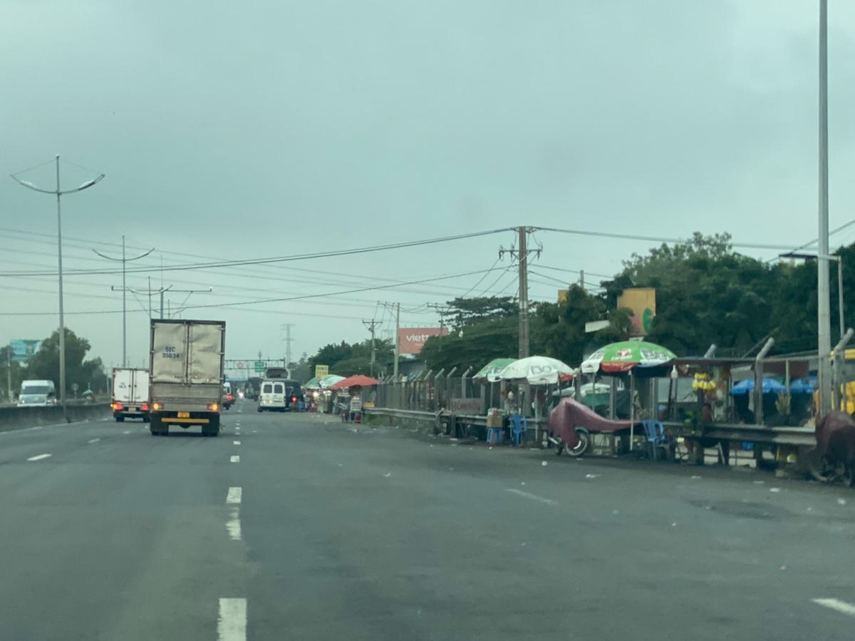 Các xe tải dừng ở làn đường khẩn cấp để mua hàng.