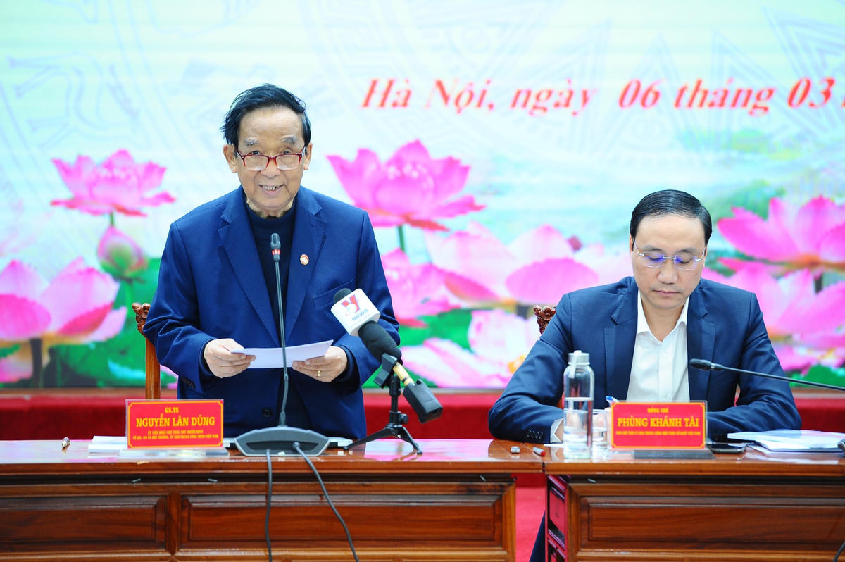 GS.TS Nguyễn Lân Dũng, Chủ nhiệm Hội đồng tư vấn Khoa học, Giáo dục và Môi trường phát biểu tại Hội nghị.