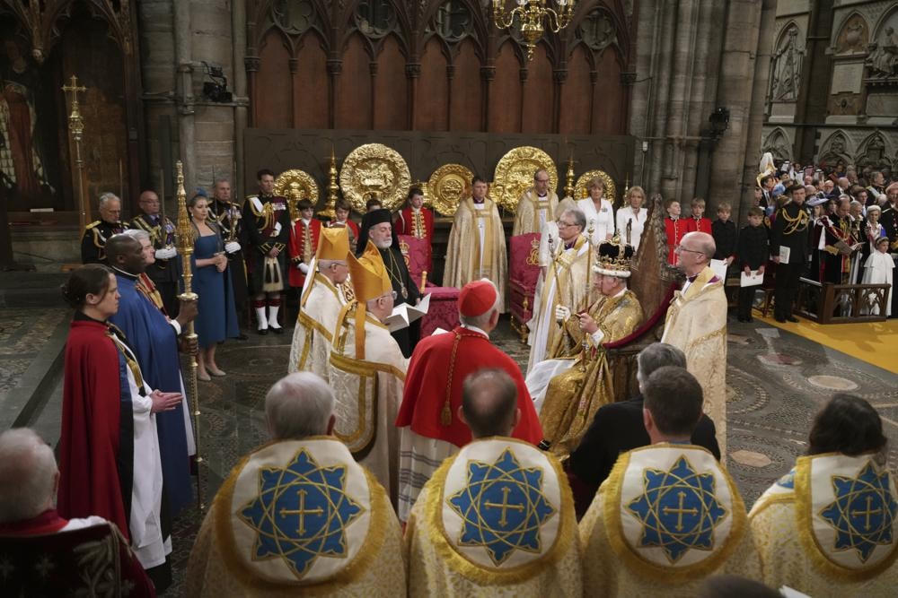 Vua Charles III đội Vương miện St Edward và được bao quanh bởi các nhà lãnh đạo tín ngưỡng, trong lễ đăng quang tại Tu viện Westminster.