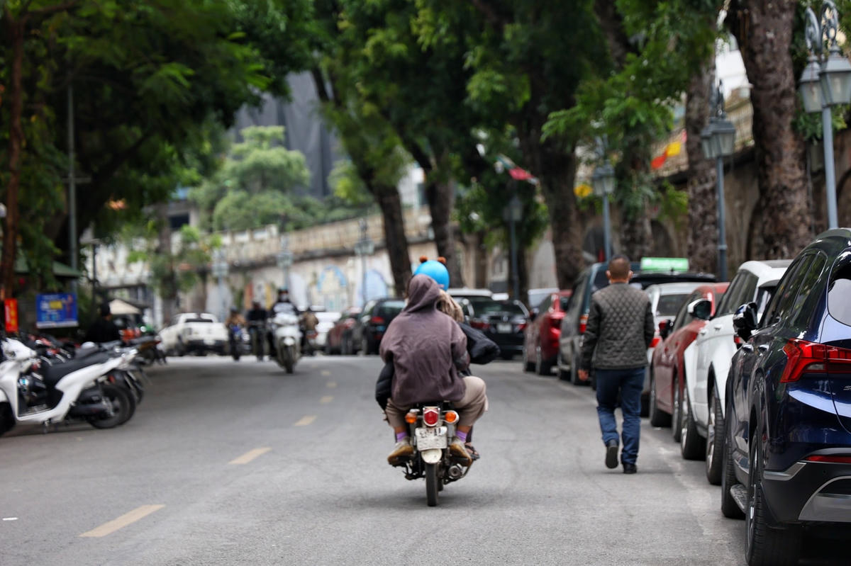 Đặc biệt, chiều dài khoảng hơn 200 m, nhưng việc đi bộ trên vỉa vè lại gặp vô vàn khó khăn khiến nhiều người phải đi xuống lòng đường để tránh đủ thứ lộn xộn được tập kết bừa bãi.