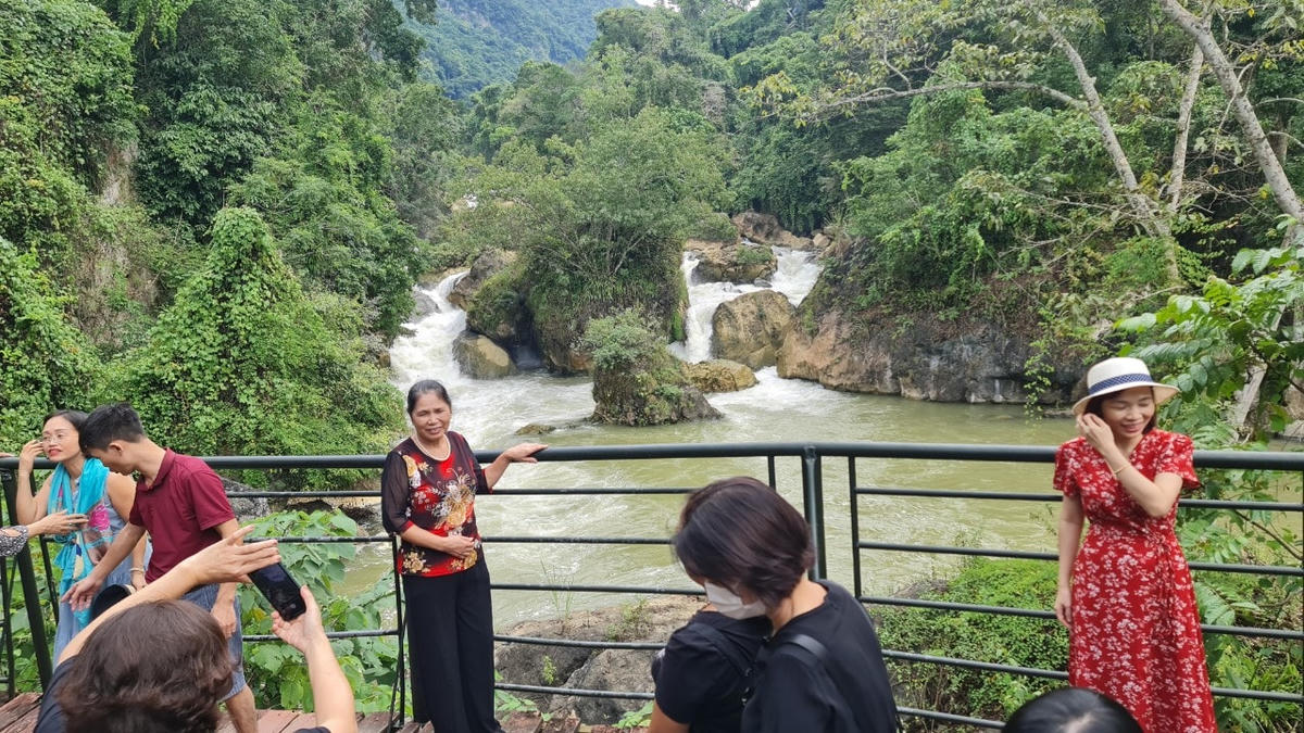 Trên hành trình tham quan hồ có rất nhiều địa điểm để du khách có thể dừng lại, lên bờ ghé thăm, như Hòn Bà Góa - nơi có đền thờ An Mạ; Ao Tiên, Bản Pác Ngòi; Động Hua Mạ, Thác Đầu Đẳng…