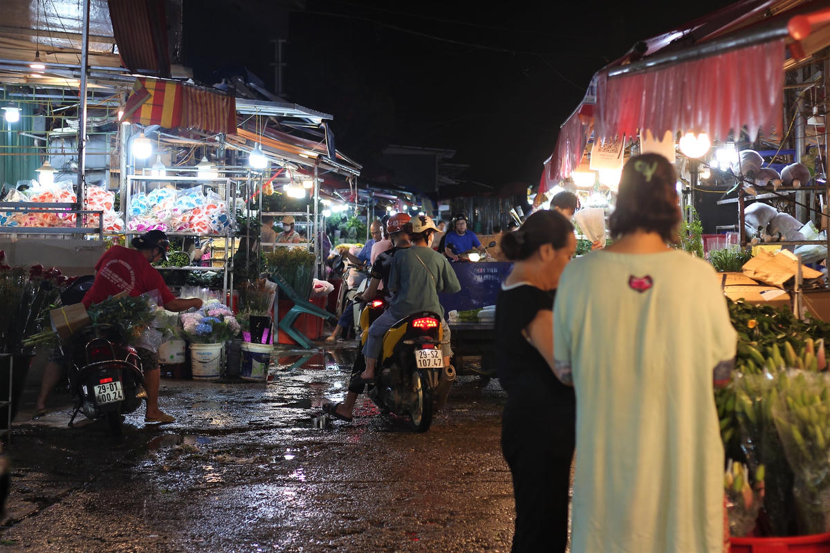 Ngoài vẻ đẹp của muôn sắc hoa, người đi chợ cũng có dịp hiểu hơn về cuộc sống của những người dân lao động mưu sinh từ khi mặt trời còn chưa ló rạng cho đến khi trời hửng sáng.