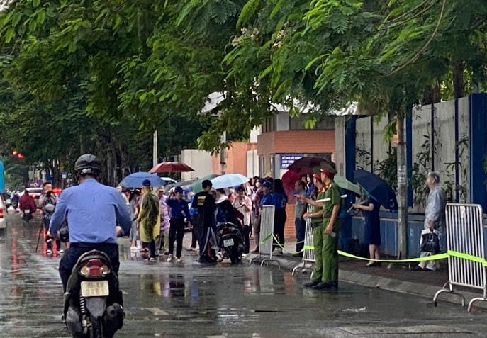 Phụ huynh 'đội mưa' chờ con thi tốt nghiệp THPT 2023