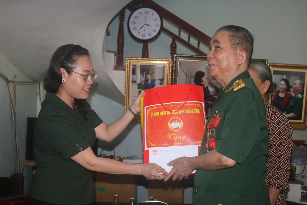 Bà Phạm Thị Hân, Chủ tịch Uỷ ban MTTQ Việt Nam tỉnh Quảng Bình thăm, tặng quà Anh hùng LLVTND Lê Hữu Trạc.