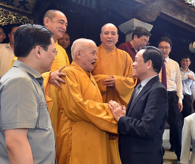 Phó Thủ tướng Trần Lưu Quang và Hòa thượng Thích Thanh Dũng, Phó Pháp chủ kiêm Chánh Thư ký Hội đồng Chứng minh GHPG Việt Nam tại chùa Hàm Long - Ảnh: VGP/Hải Minh.