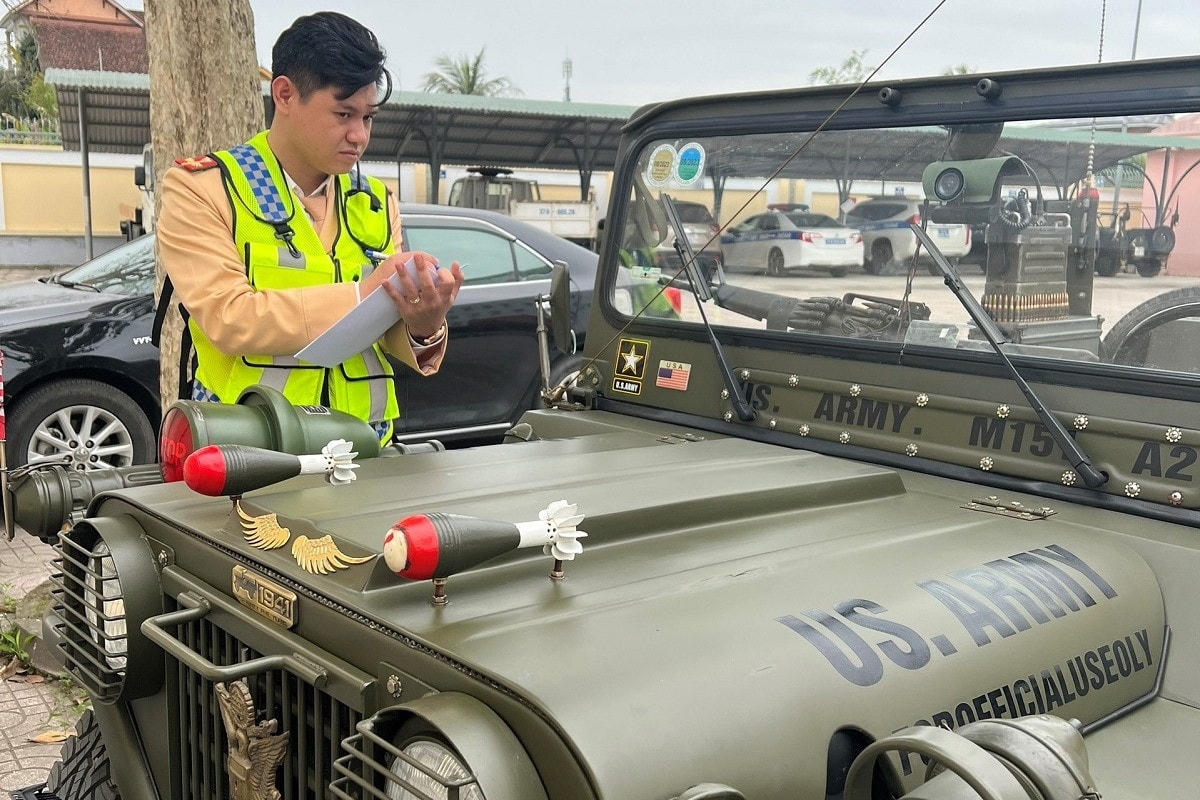 Cơ quan công an tiến hành kiểm tra dàn xe Jeep.