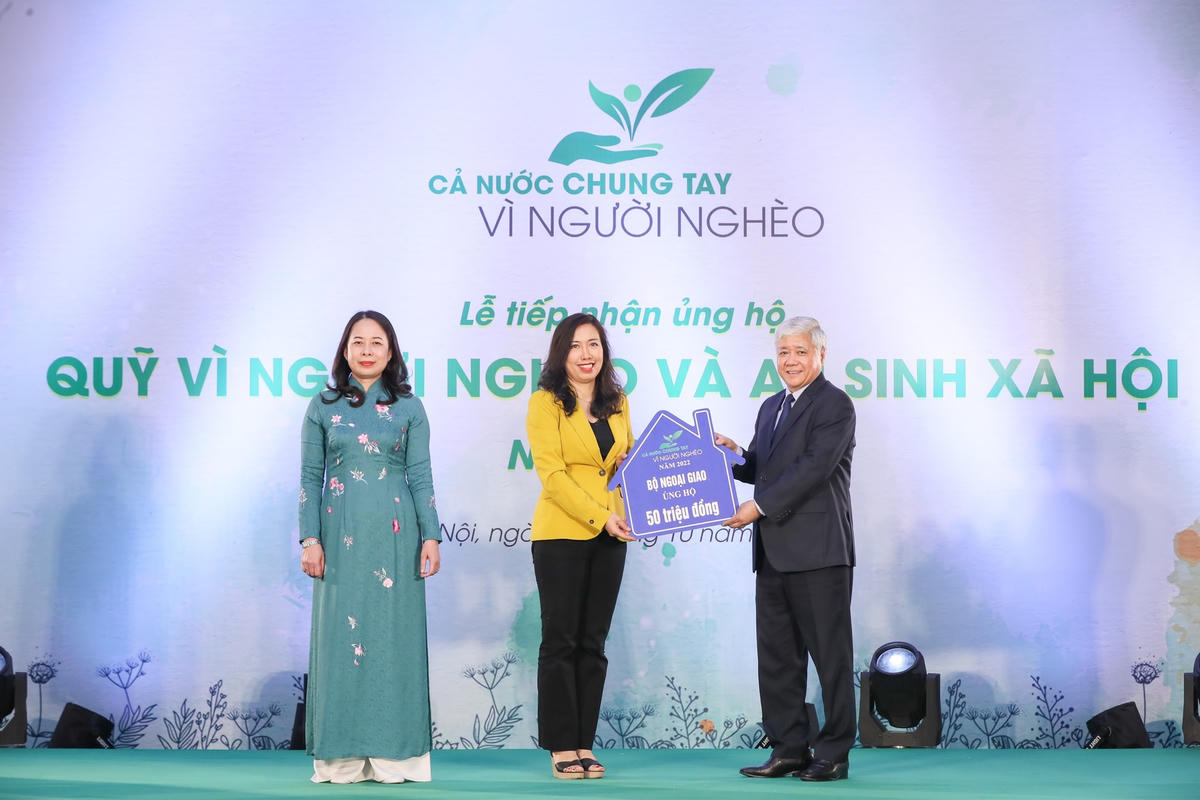 Chủ tịch UBTƯ MTTQ Việt Nam Đỗ Văn Chiến, Phó Chủ tịch nước Võ Thị Ánh Xuân tiếp nhận ủng hộ Quỹ "Vì người nghèo" và an sinh xã hội.