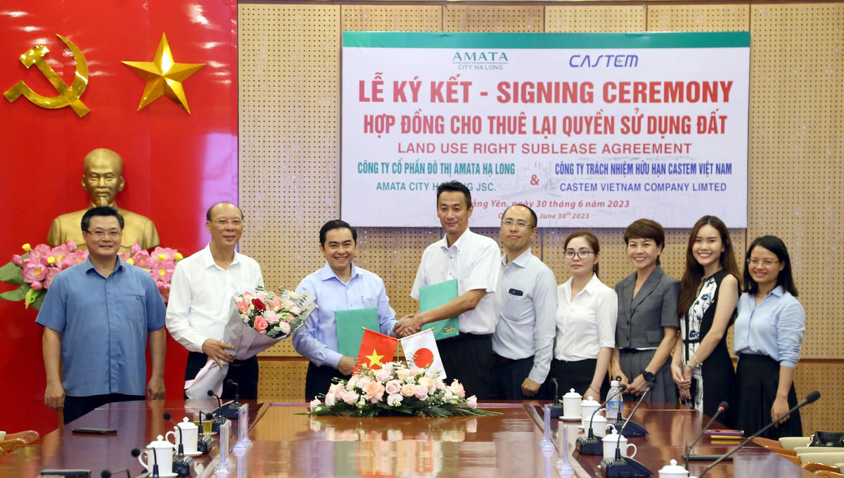 Đại diện Công ty CP Đô thị Amata Hạ Long và Công ty TNHH Castem Việt Nam trao biên bản ký kết hợp đồng cho thuê lại quyền sử dụng đất để triển khai dự án đầu tư tại KCN Sông Khoai (TX Quảng Yên, Quảng Ninh).