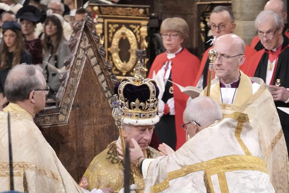 Vua Charles III được Tổng Giám mục Canterbury, Đức Cha Justin Welby, trao Vương miện St Edward trong lễ đăng quang tại Tu viện Westminster.  