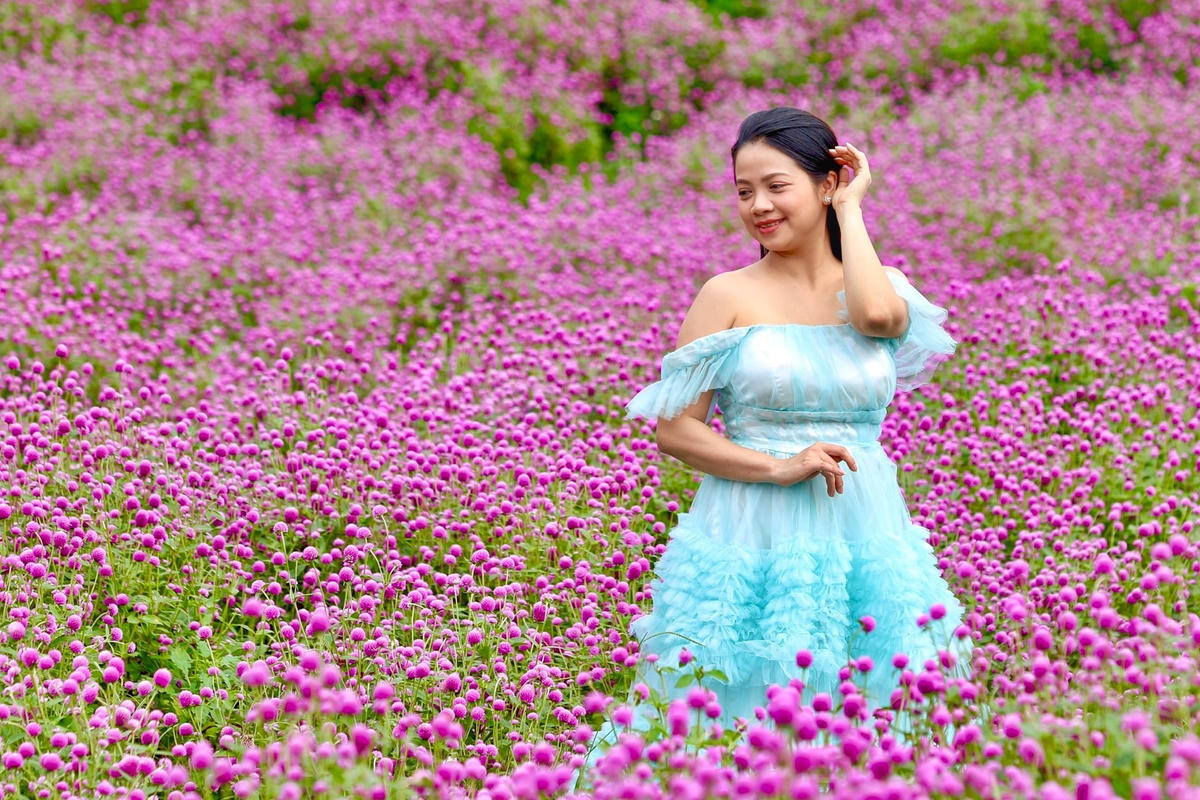 Khung cảnh lãng mạn, ngập tràn màu tím mộng mơ, nhiều bạn trẻ và người yêu hoa tìm tới thưởng ngoạn, chụp ảnh.