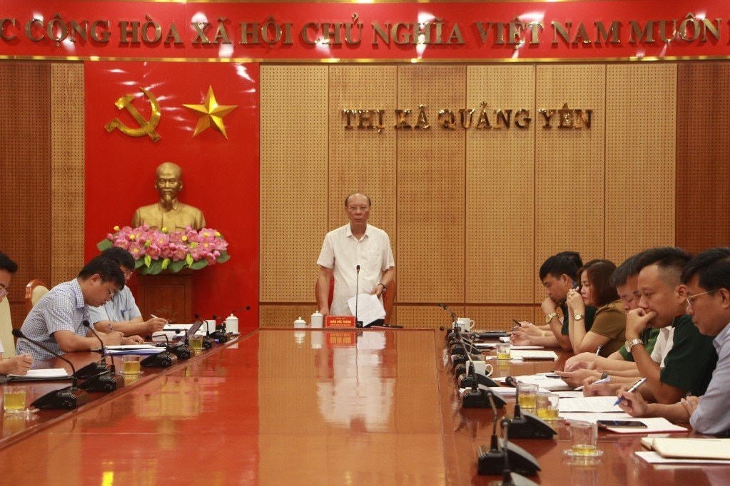 Chủ tịch UBND TX Quảng Yên Trần Đức Thắng chỉ đạo các lực lượng chức năng nỗ lực tìm kiếm hai nạn nhân còn mất tích trong vụ đắm tàu.  