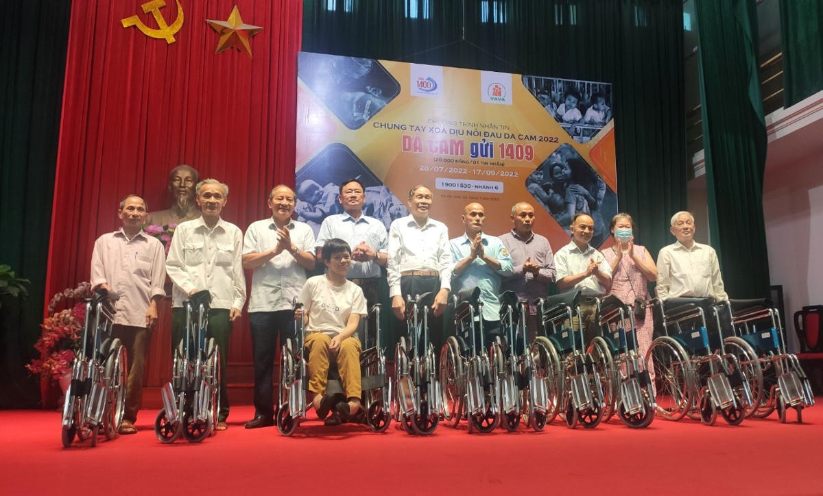 Ban Tổ chức chương trình trao 10 xe lăn cho nạn nhân chất độc da cam tại Lễ phát động.