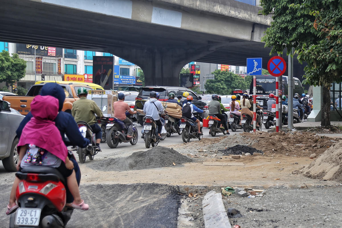 Thậm chí, một số đơn vị thi công lát đá trên truyến đường từ Nguyễn Trãi hướng đi Nguyễn Xiển đang được các đơn vị thi công thay thế, lát mới. Vật liệu xây dựng nằm chềnh ềnh, không có biển cảnh báo dù lưu lượng phương tiện trên tuyến luôn trong tình trạng đông đúc gây mất ATGT.