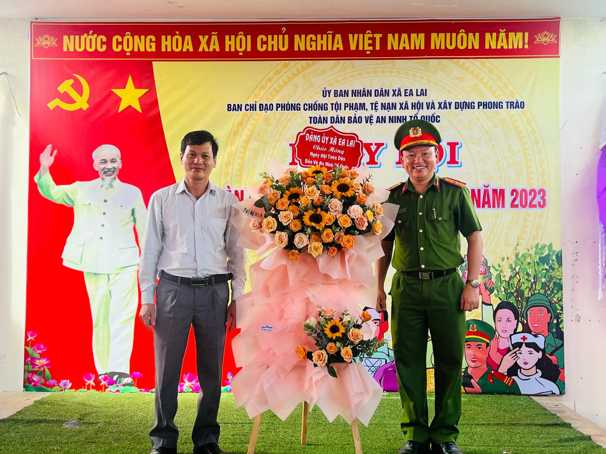 Lãnh đạo xã Ea Lai tặng hoa chúc mừng Ngày truyền thống lực lượng Công an.
