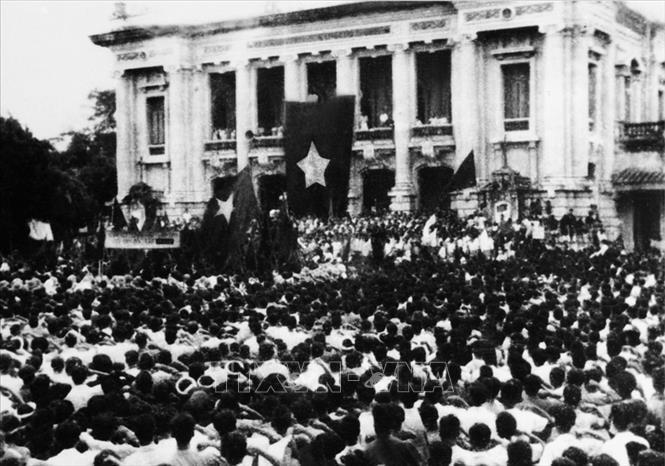 Sáng 19/8/1945, người dân Hà Nội và các tỉnh lân cận kéo về quảng trường Nhà hát Lớn Hà Nội, dự lễ mít tinh hưởng ứng cuộc Tổng khởi nghĩa giành chính quyền. Ảnh tư liệu: TTXVN.  